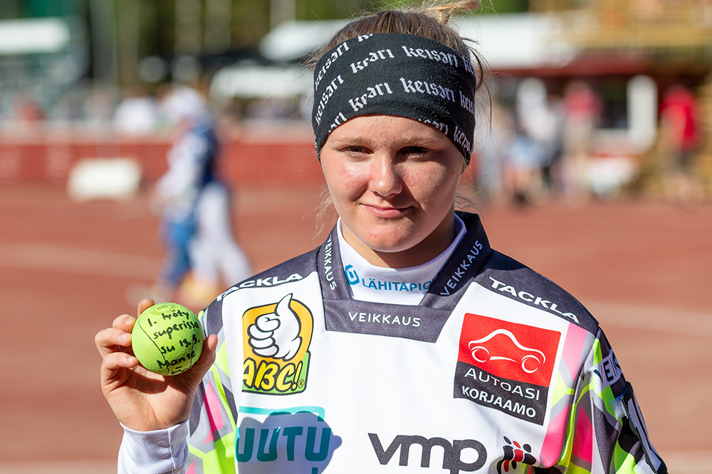 15-vuotias superpespesisdebytantti löi heti kylmän viileästi kaksi juoksua – Katso video!
