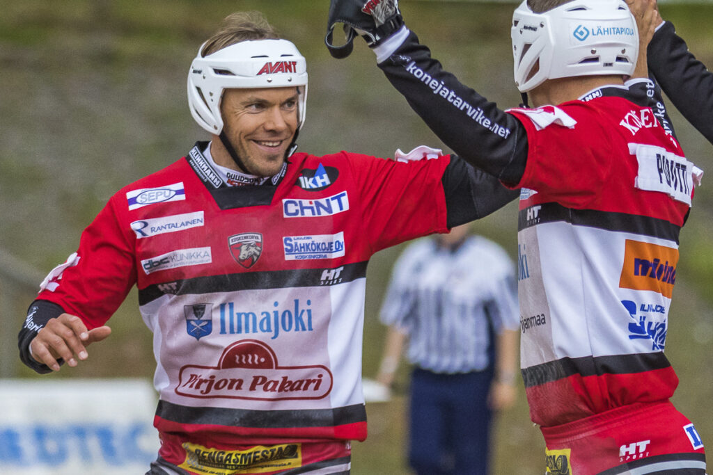 Antti Kuusisto ripustaa piikkarit naulaan ja tarttuu viuhkaan