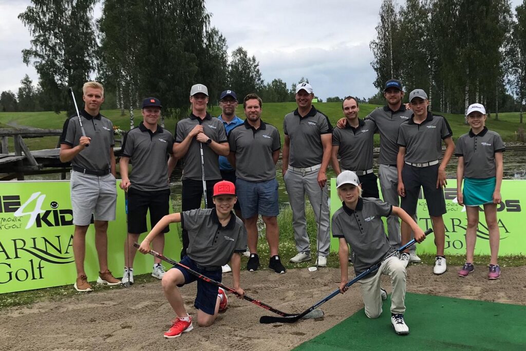 Kimmo Timonen ja MM-kultamitalisti Eetu Luostarinen SiiPe Charity -ottelussa Mantulla 9.7.