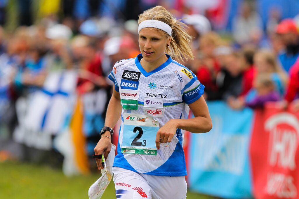 Minna Kauppi ja Martti Jylhä suunnistavat superpesisottelun taukokilpailussa tiistaina