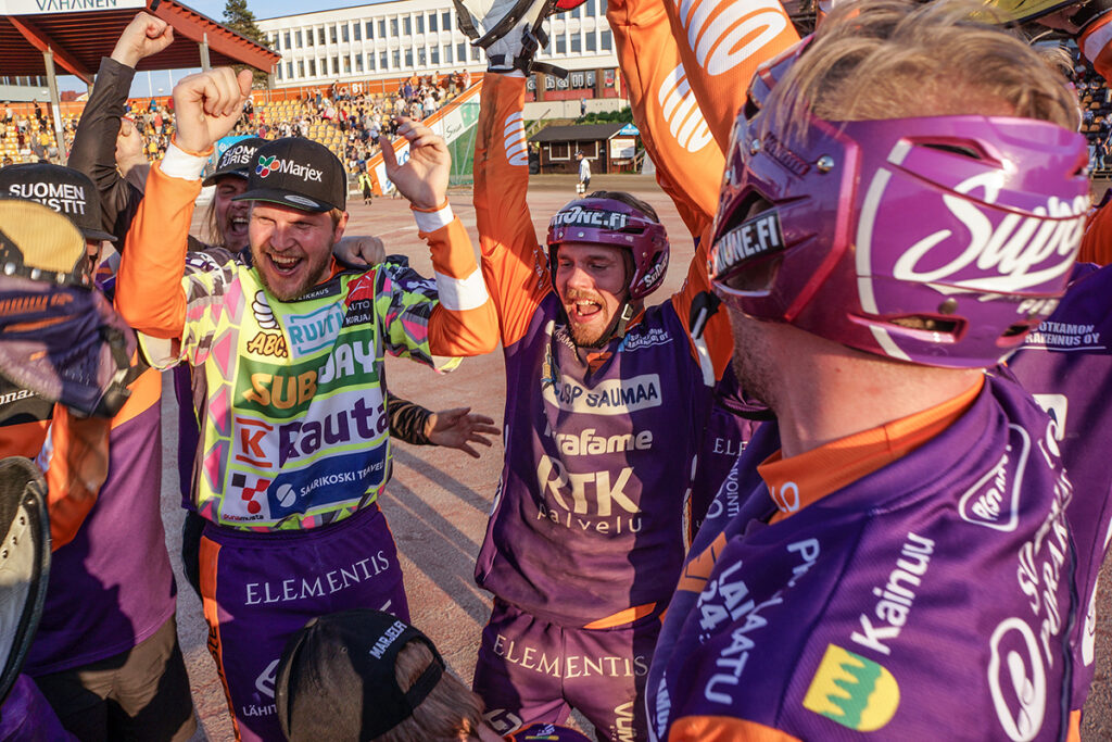 Sotkamon Jymy ja Kouvolan Pallonlyöjät tarjoilivat sisäpelin ilotulitusta - Katso juoksukooste!