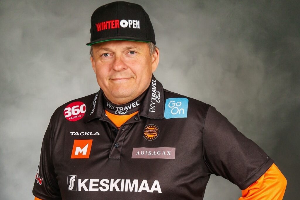 Jussi ”Nalle” Viljanen johtaa peliä 500. naisten superpesisottelussaan keskiviikkona
