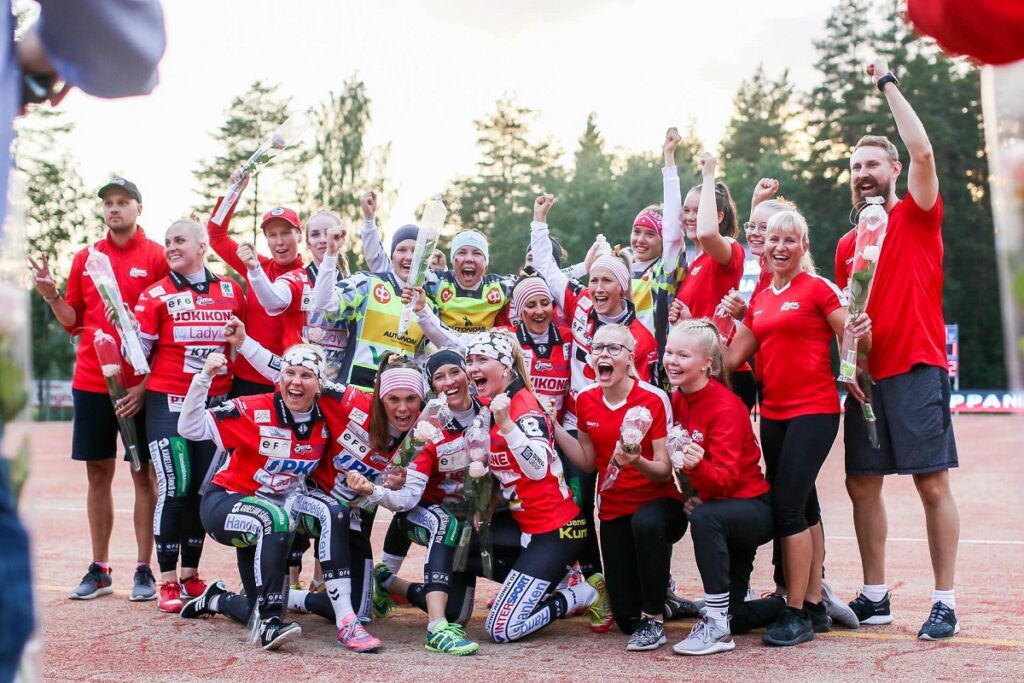 Joensuun Maila nousee naisten Superpesikseen – Kerubi Stadionilla yli 1500 katsojaa ratkaisuottelussa!