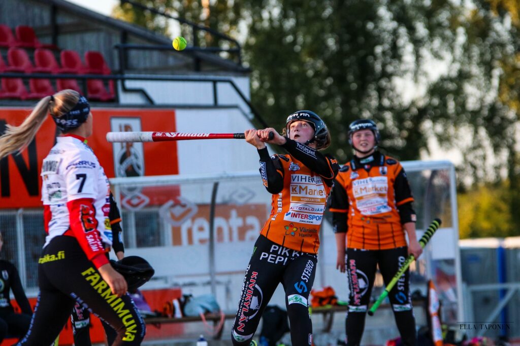 Tytti Bertling tavoittelee superpesisdebyyttiään Pesä Yseissä ensi kaudella!
