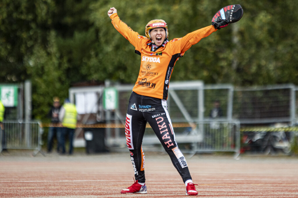 Juoksujuhlat Superpesiksen avauskierroksella, mestarisuosikit näyttivät heti kyntensä!