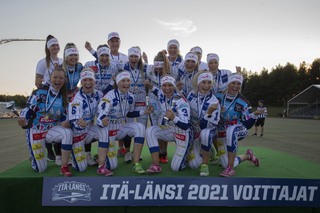 Viihdyttävä tyttöjen arvo-ottelu huipensi Itä-Länsi-perjantain – Lännelle neljäs peräkkäinen voitto!