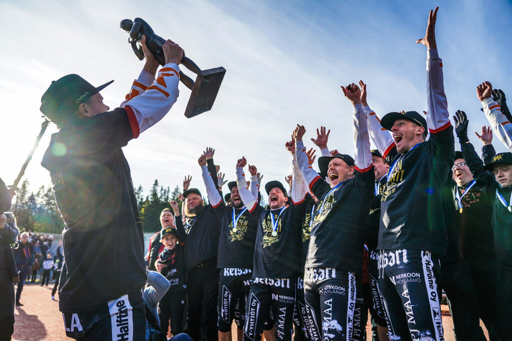 Manse juhlii historiallista Suomen mestaruutta – ensimmäiset pudotuspelit, heti kirkkainta kaulaan!