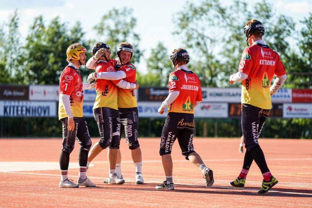 Superpesis-kausi taittaa kohti elokuun kamppailuita