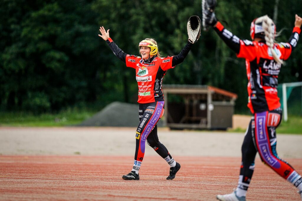 Pesäkarhut ja Mailattaret puolivälieriin