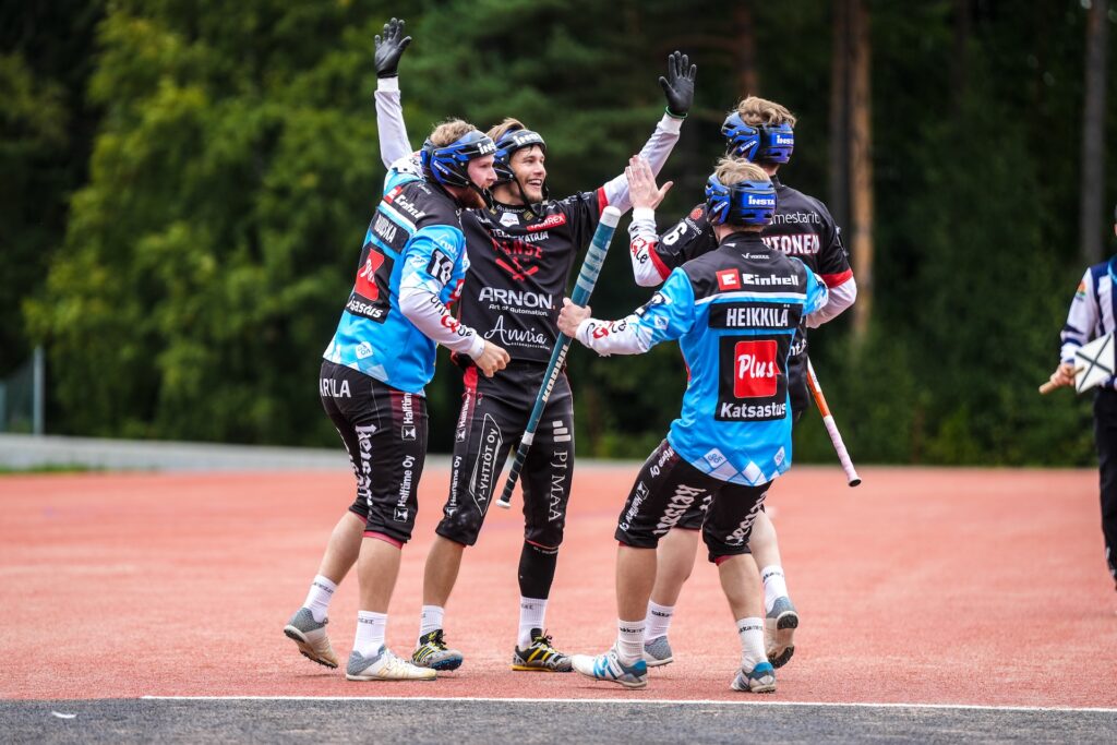 Manse tarrasi vahvasti kiinni mestaruuteen – Jymyn nousu vaatii historiallista temppua!