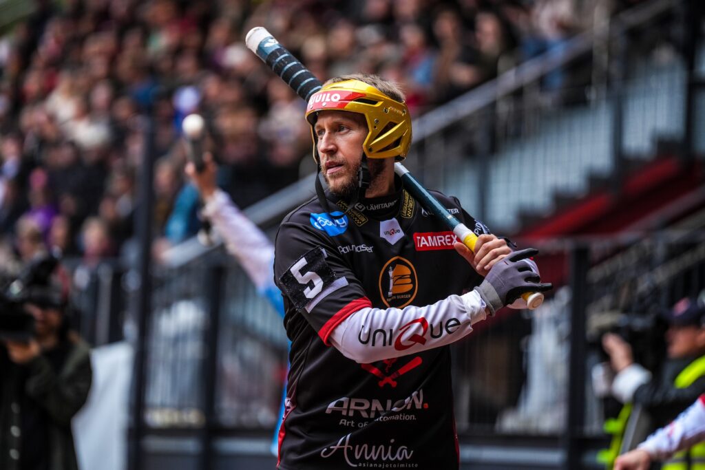 Antti Korhonen juhlii pudotuspelien arvokkaimpana pelaajana
