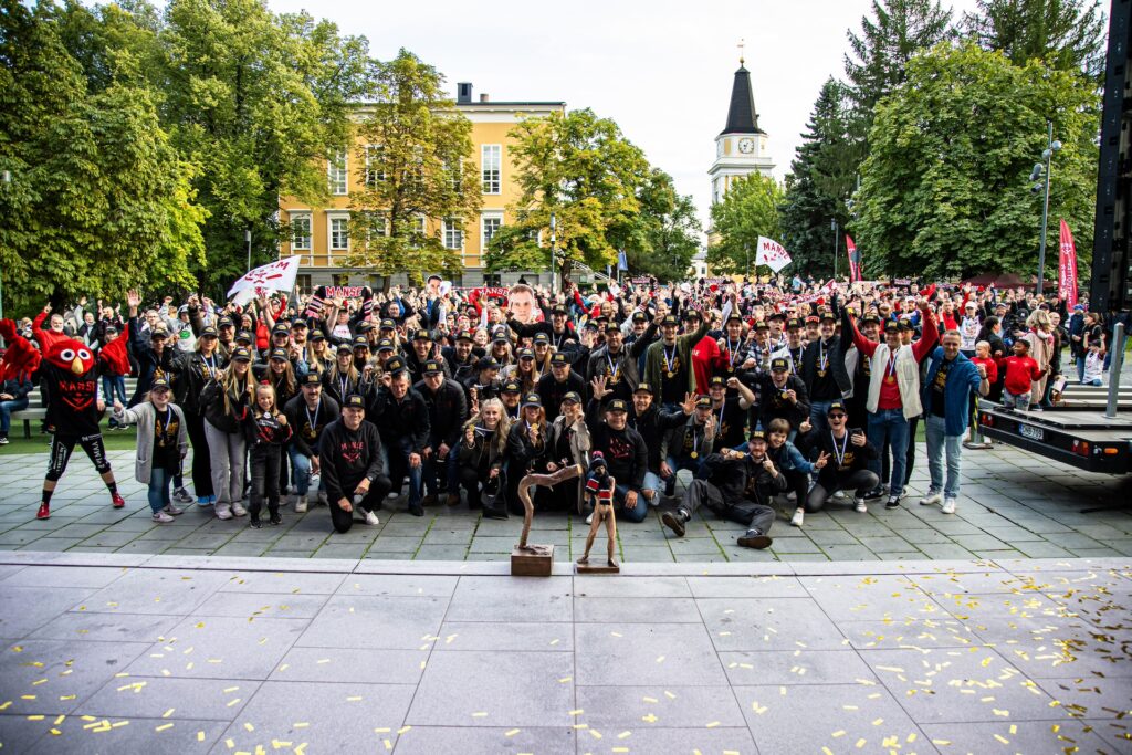 Manse-yhteisö juhlisti tuplamestaruutta kansanjuhlassa