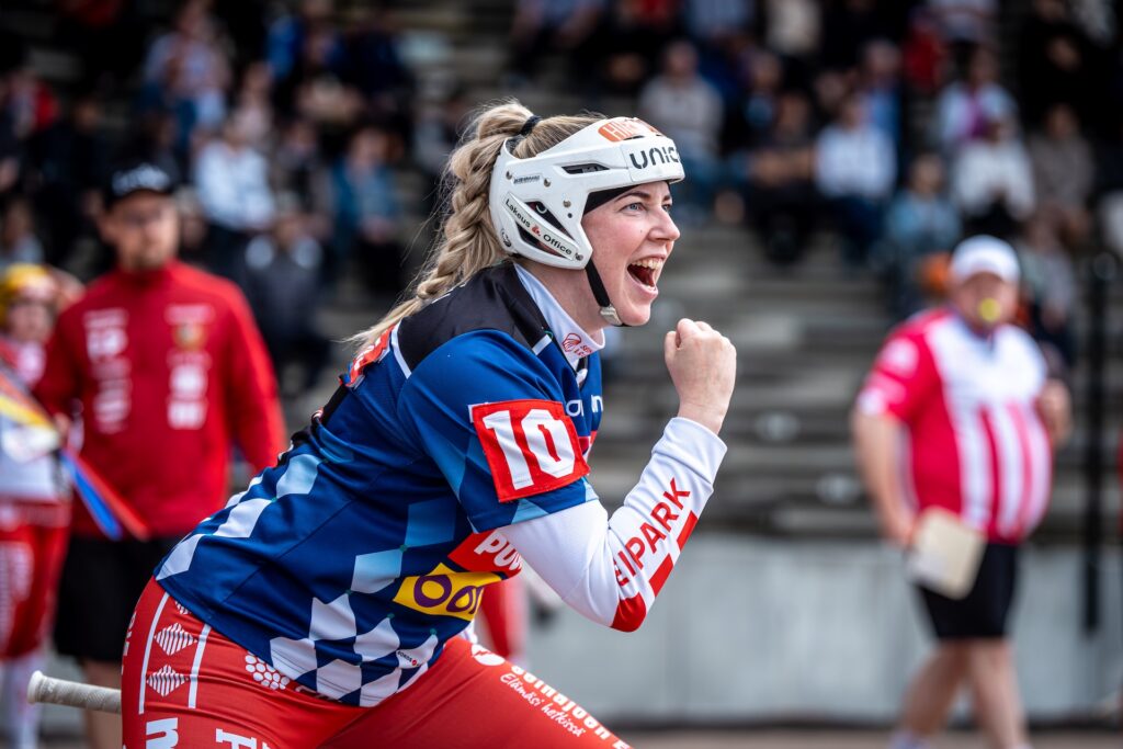Aino-Kaisa Mantere ja Eeva Mäki-Maukola 300 Superpesis-ottelun pelaajiksi